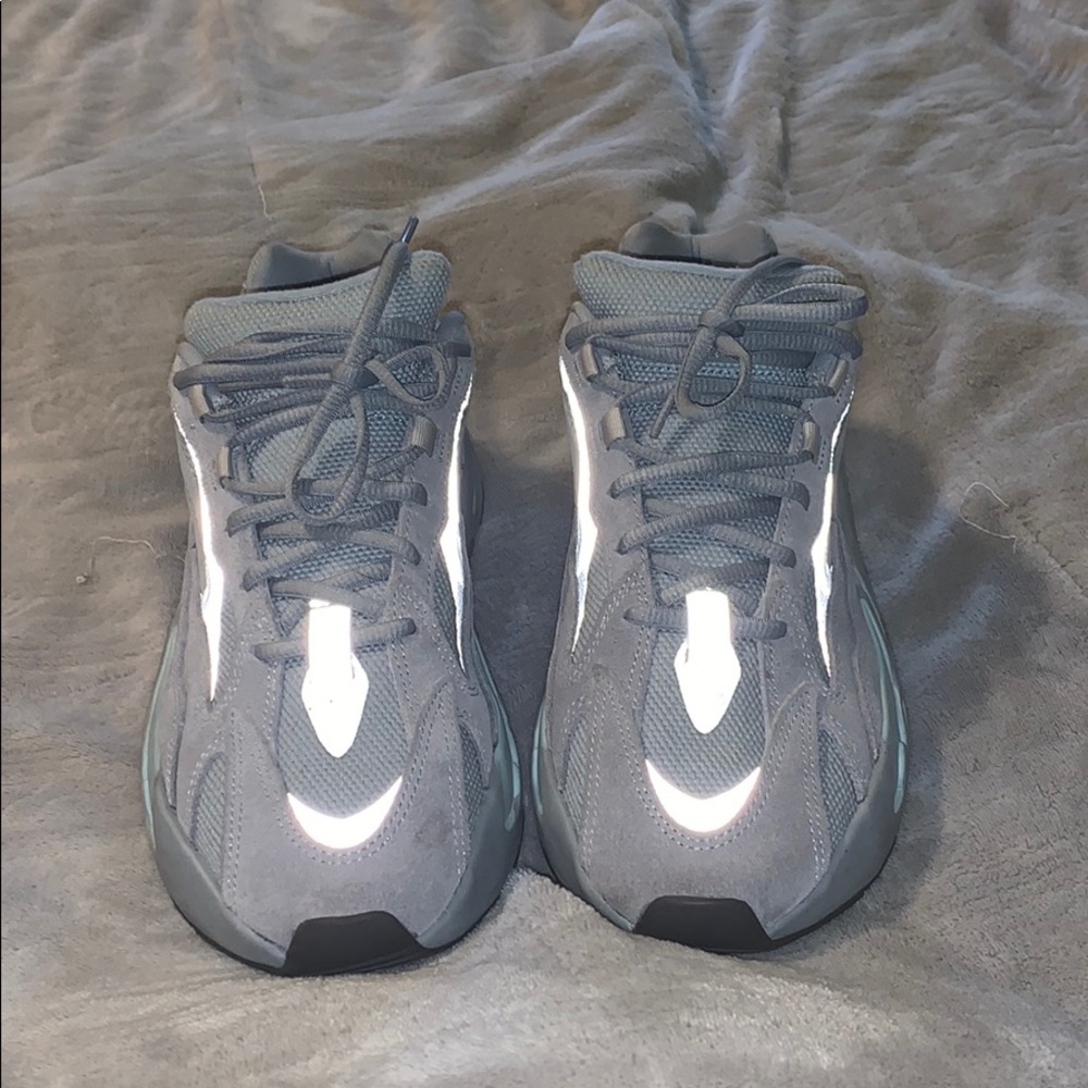 Yeezy Boost700 VS hospital blue